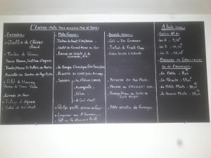 eine Tafel mit Schreiben auf der Seite in der Unterkunft L'ENTRE-POTS in Sartrouville