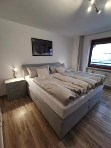 uma cama grande em um quarto com janela em Appartment Fuzzy em Sölden