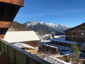 Vista generica sulle montagne o vista sulle montagne dall'interno dell'affittacamere
