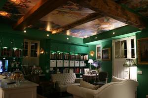a living room with green walls and a ceiling with paintings at CASA LEOPOLDO CAMINO DE SANTIAGO in Palas de Rei 