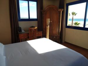 Postel nebo postele na pokoji v ubytování Beach Hotel Dos Mares