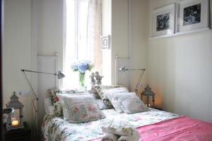 een slaapkamer met een bed met kussens en een raam bij CASA LEOPOLDO CAMINO DE SANTIAGO in Palas de Rei 