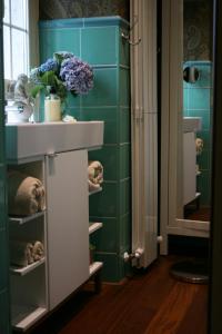 baño con lavabo y paredes de azulejos verdes. en CASA LEOPOLDO CAMINO DE SANTIAGO, en Palas de Rei 