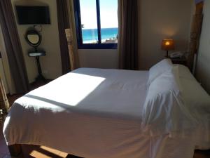 Postel nebo postele na pokoji v ubytování Beach Hotel Dos Mares
