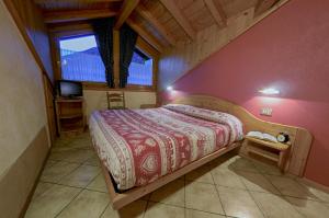 - une chambre avec un lit et une grande fenêtre dans l'établissement Rosengarden Alpine Residence, à Valdidentro