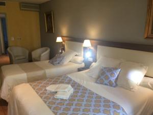 Cama o camas de una habitación en Logis Hotel De L'Etang