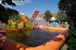 grupa ludzi bawiących się w parku wodnym w obiekcie Best Holiday w Bogácsu