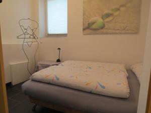 Schlafzimmer mit einem Bett mit buntem Konfetti in der Unterkunft Ferienwohnung am Barbarossasee in Göppingen