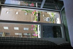 une fenêtre avec vue sur un bâtiment dans l'établissement Abracadabra Tortona, à Milan