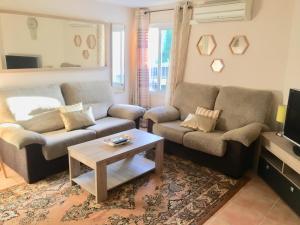 Sala de estar con 2 sofás y mesa de centro en Marbella Apartment, en Marbella