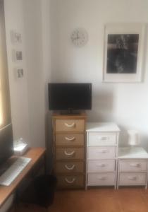 Telewizja i/lub zestaw kina domowego w obiekcie Ferienhaus für 5 bis 6 Personen