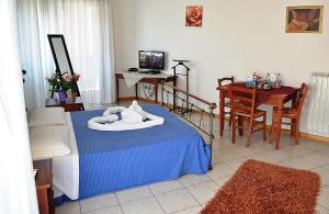 Un dormitorio con una cama con una toalla. en Residence Le Corniole en Arezzo