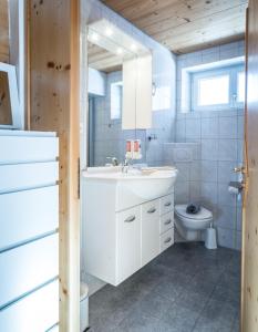 La salle de bains blanche est pourvue d'un lavabo et de toilettes. dans l'établissement SkiLodge Seppaler, à Sankt Anton am Arlberg