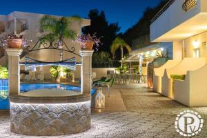 Bazén v ubytování Pefkos View Suites & Maisonette nebo v jeho okolí