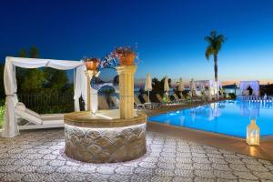 Bazén v ubytování Pefkos View Suites & Maisonette nebo v jeho okolí