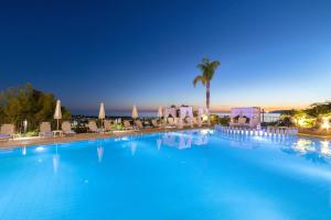 Bazén v ubytování Pefkos View Suites & Maisonette nebo v jeho okolí
