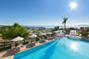 Bazén v ubytování Pefkos View Suites & Maisonette nebo v jeho okolí