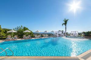 Bazén v ubytování Pefkos View Suites & Maisonette nebo v jeho okolí
