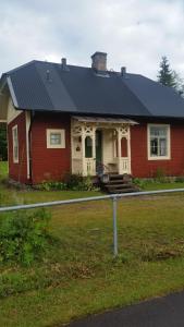 a red house with a black roof at Holsby banvaktarstuga in Ransäter