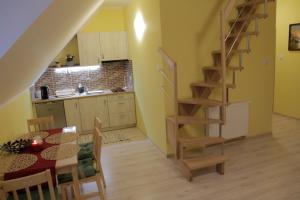 Kuchyňa alebo kuchynka v ubytovaní Apartamenty Nad Górską Rzeką
