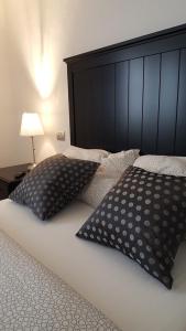 een bed met twee kussens erop bij Casa del Vigneto - NEW near VENICE - rooms+bathroom - INDEPENDENT in Spinea