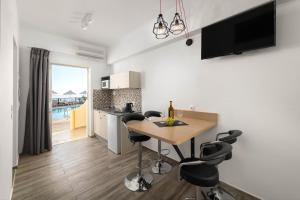 TV a/nebo společenská místnost v ubytování Pefkos View Suites & Maisonette