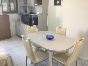 Kuchyň nebo kuchyňský kout v ubytování Beachfront Deluxe Apartment