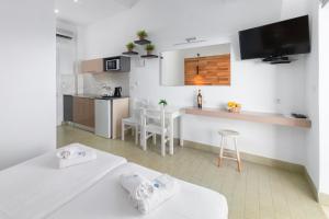 Kuchyň nebo kuchyňský kout v ubytování Pefkos View Suites & Maisonette