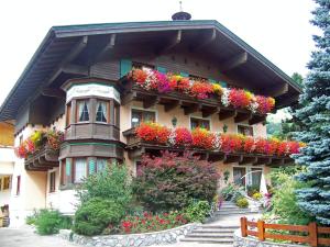 Ein Garten an der Unterkunft Landhaus & Appartementhaus Haussteiner