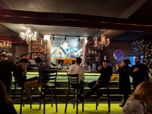 een groep mensen die in een bar zitten bij New Gudauri Studio 222 in Goedaoeri