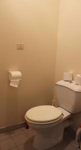 La salle de bains est pourvue de toilettes blanches. dans l'établissement Cosy 5 min to Beach, à Nice