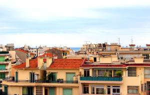 un groupe de bâtiments aux toits rouges dans l'établissement Cosy 5 min to Beach, à Nice