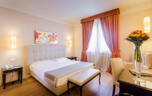 Posteľ alebo postele v izbe v ubytovaní Hotel Palazzo San Lorenzo & Spa