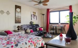 - une chambre avec un lit et un salon dans l'établissement Cosy 5 min to Beach, à Nice