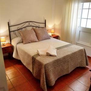 Säng eller sängar i ett rum på Apartamentos El Jablito