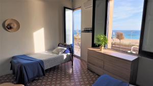 Postel nebo postele na pokoji v ubytování MARISOL SEAVIEW & BEACH - apartment