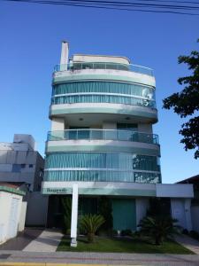 un edificio alto con muchas ventanas en Boulganville, en Bombinhas
