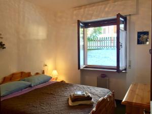 una camera da letto con un letto e una finestra di Holiday House Gastagh a Gallio
