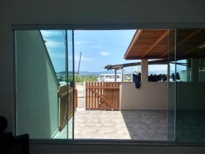 En balkon eller terrasse på Casa 2 Quartos na Armação