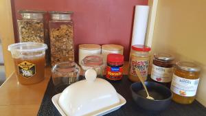 un mostrador con tarros de comida y otros ingredientes en Morning Bloom Cottage Bed and Breakfast en Nelson