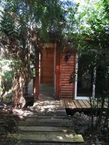 Aed väljaspool majutusasutust Chucao Bosque y Cabañas