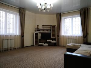 キスロヴォツクにあるApartment Sunのベッド、テレビ、窓が備わる客室です。