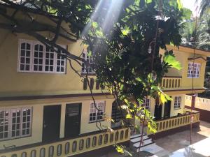 una casa con un albero di fronte di All Seasons Guest House a Vasco da Gama