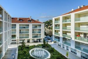 een luchtzicht op twee appartementsgebouwen bij Apartments Nav in Dubrovnik