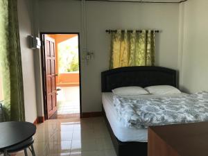 En eller flere senge i et værelse på Rubtawan Sichang Resort + 145 billeder