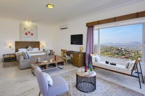 Fateh Safari Suites by Fateh Collection的电视和/或娱乐中心