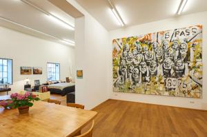 ein Wohnzimmer mit einem großen Gemälde an der Wand in der Unterkunft Manusch Apartment Krems an der Donau in Krems an der Donau