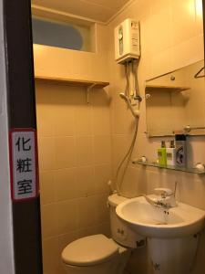 A bathroom at Miaoli Sanyi Travelling Homestay