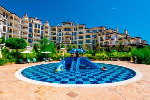 um escorrega aquático em frente a um resort em Poseidon VIP Residence Club Balneo & SPA Resort em Nessebar