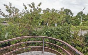 五結鄉的住宿－親水棧民宿，从树木繁茂的公园阳台欣赏风景
